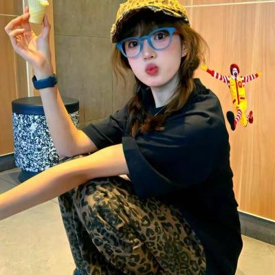 比基尼少女